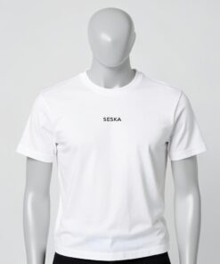 Camiseta SESKA blanca con logo negro en el pecho