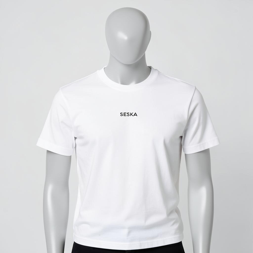 Camiseta SESKA blanca con logo negro en el pecho