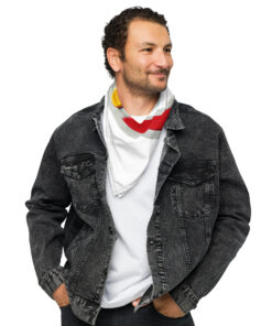 Bandana personalizada con estampado integral colocada sobre fondo neutro (4)