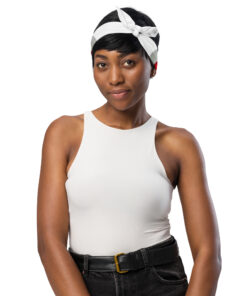 Bandana personalizada con estampado integral colocada sobre fondo neutro (3)