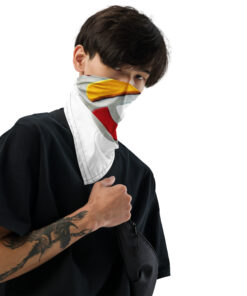 Bandana personalizada con estampado integral colocada sobre fondo neutro (5)