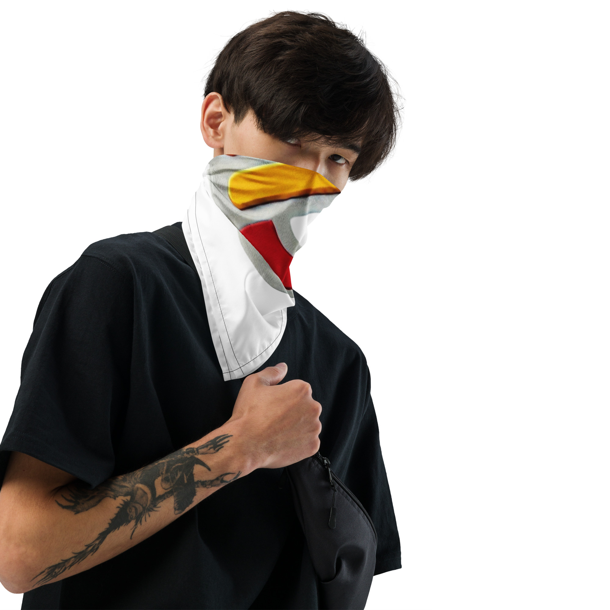Bandana personalizada con estampado integral colocada sobre fondo neutro (5)