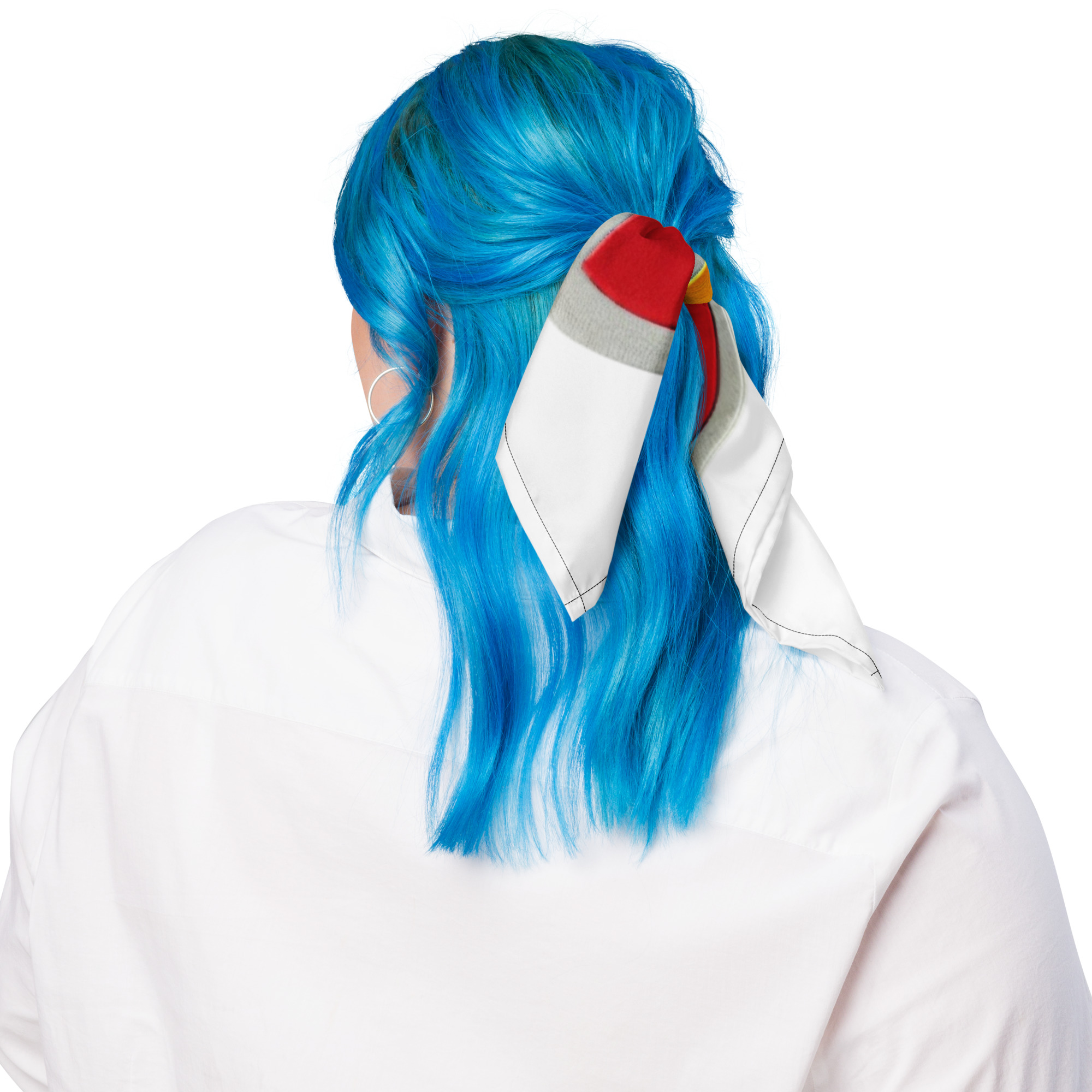 Bandana personalizada con estampado integral colocada sobre fondo neutro (2)